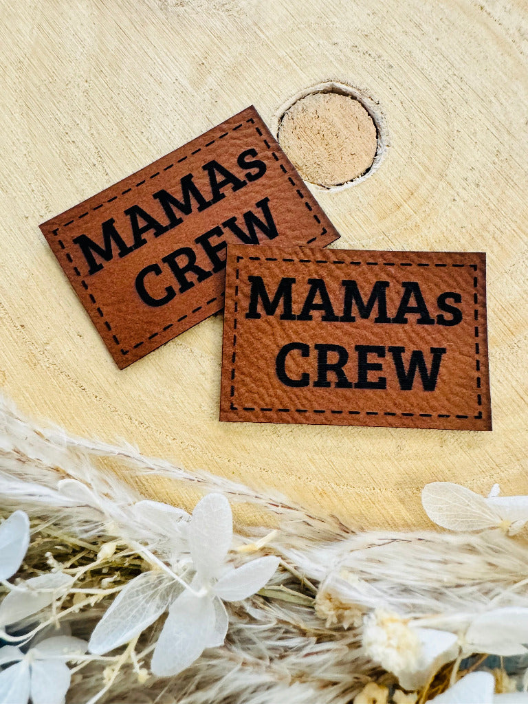 superweiches braunes Kunstlederlabel mit dem Spruch Mamas Crew 