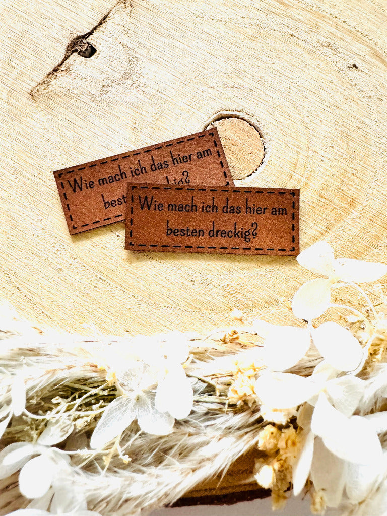 superweiches braunes Kunstlederlabel mit dem Spruch Wie mach ich das hier am besten dreckig Fragezeichen