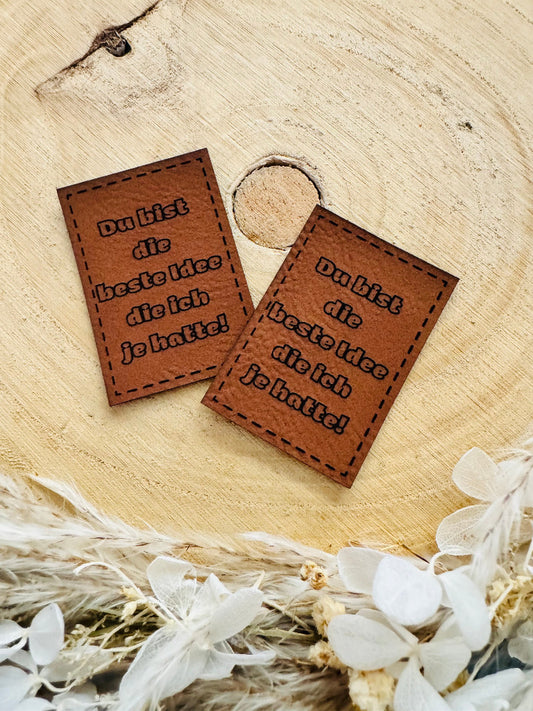 superweiches braunes Kunstlederlabel mit dem Spruch Du bist die beste Idee die ich je hatte Ausrufezeichen