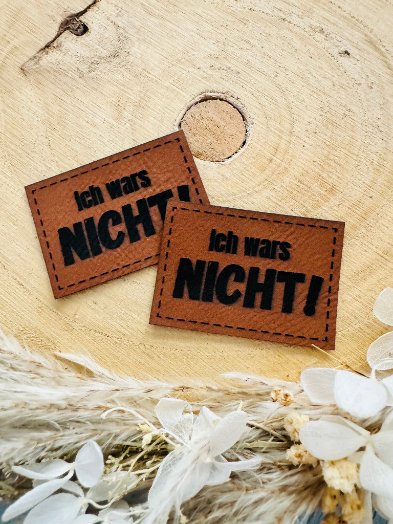 superweiches braunes PU-Label mit dem Spruch Ich wars NICHT Ausrufezeichen
