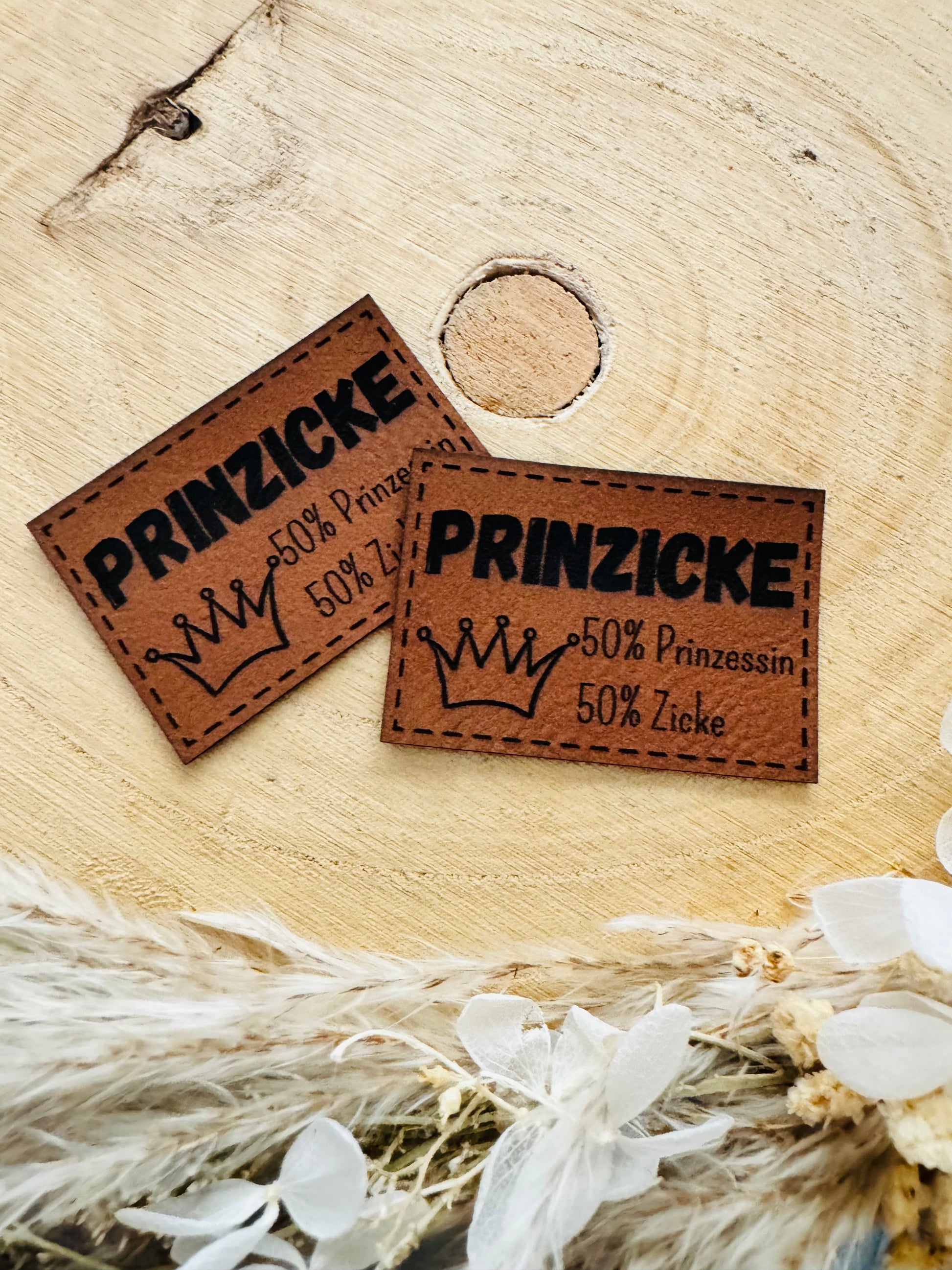 superweiches braunes Kunstlederlabel mit dem Spruch Prinzicke 50 Prozent Prinzessin 50 Prozent Zicke und einer kleinen abgebildeten Krone