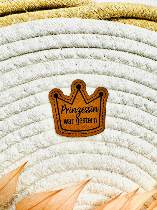 neues superweiches braunes Kunstlederlabel mit dem Spruch Prinzessin war gestern und einer Krone abgebildet