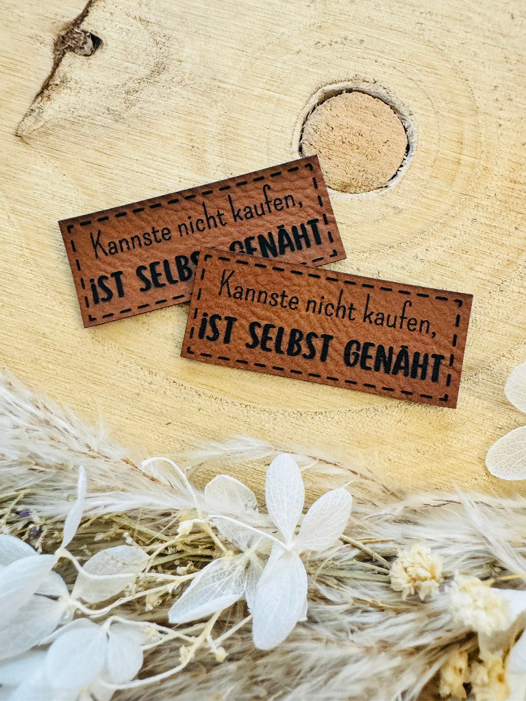 superweiches braunes Kunstlederlabel mit dem Spruch Kannste nicht kaufen, ist selbst genäht