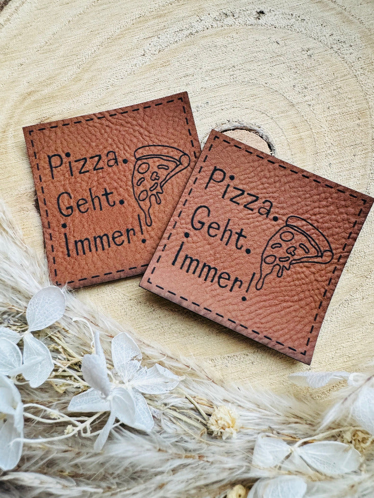 superweiches braunes Kunstlederlabel mit dem Spruch Pizza geht immer mit einer angebissenen Pizza abgebildet