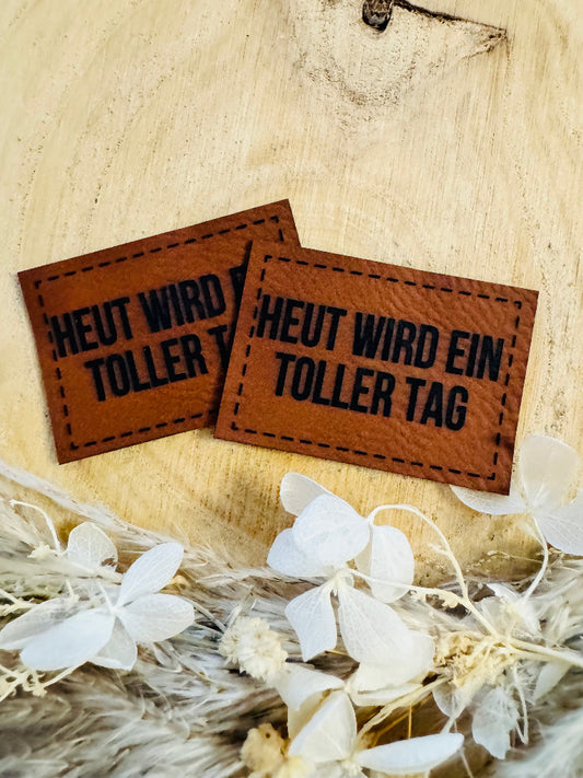 superweiches braunes Kunstlederlabel mit dem Spruch Heut wird ein toller Tag