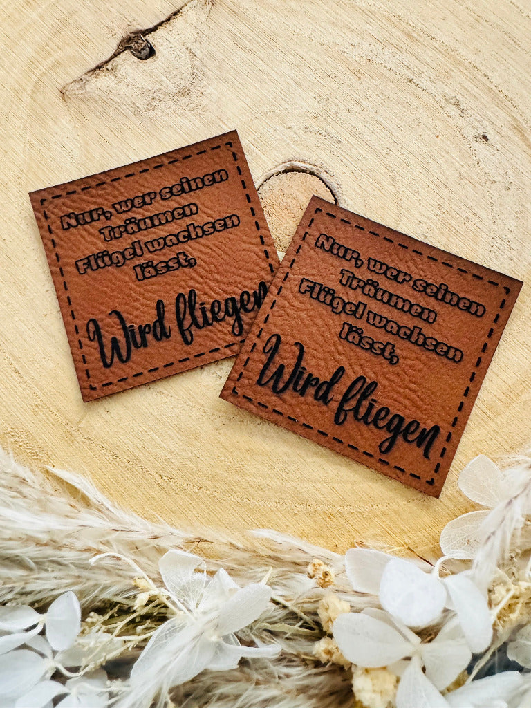 superweiches braunes Kunstlederlabel mit dem Spruch Nur wer seinen Träumen Flügel wachsen lässt, wird fliegen 