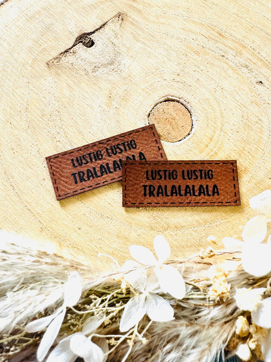 superweiches braunes Kunstlederlabel mit dem Spruch Lustig Lustig Tralalalala