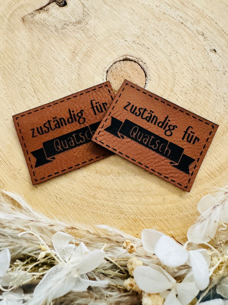 superweiches braunes Kunstlederlabel mit dem Spruch zuständig für Quatsch