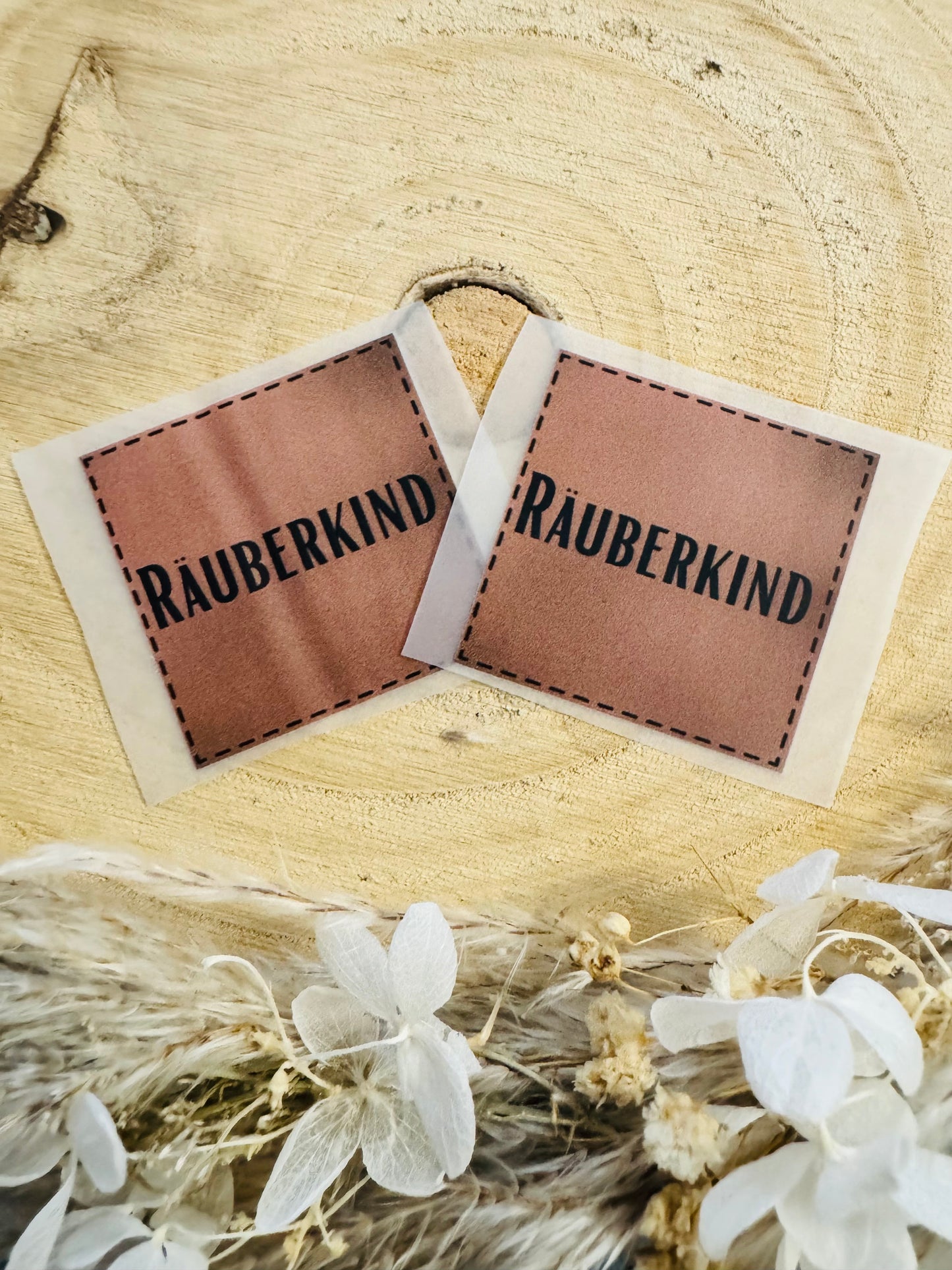braunes Bügellabel mit dem Spruch Räuberkind in schwarzer Schrift