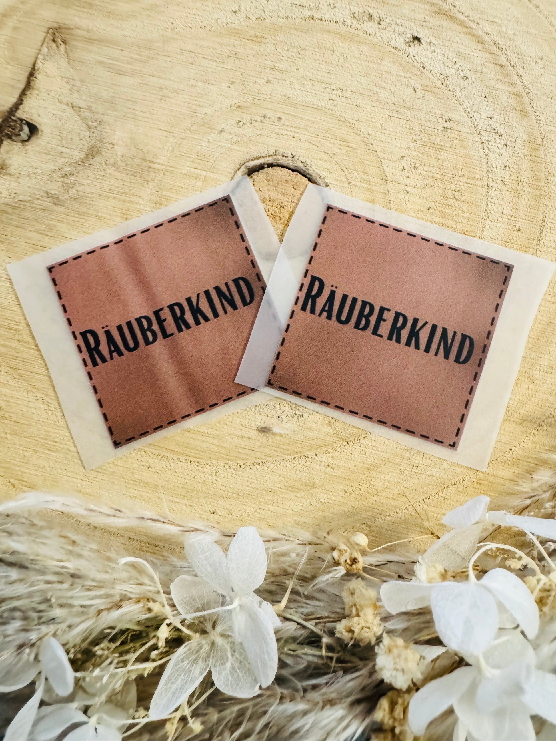braunes Bügellabel mit dem Spruch Räuberkind in schwarzer Schrift