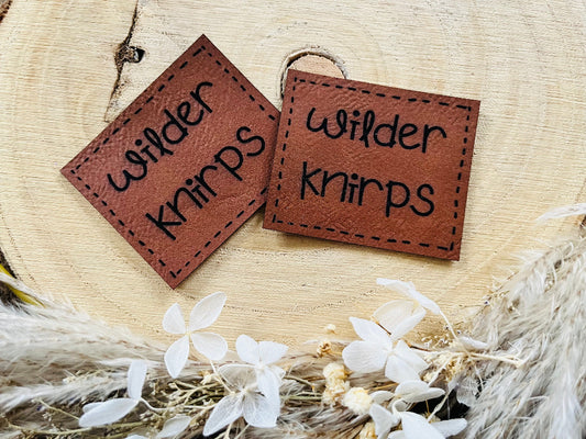superweiches braunes Kunstlederlabel mit dem Spruch Wilder Knirps