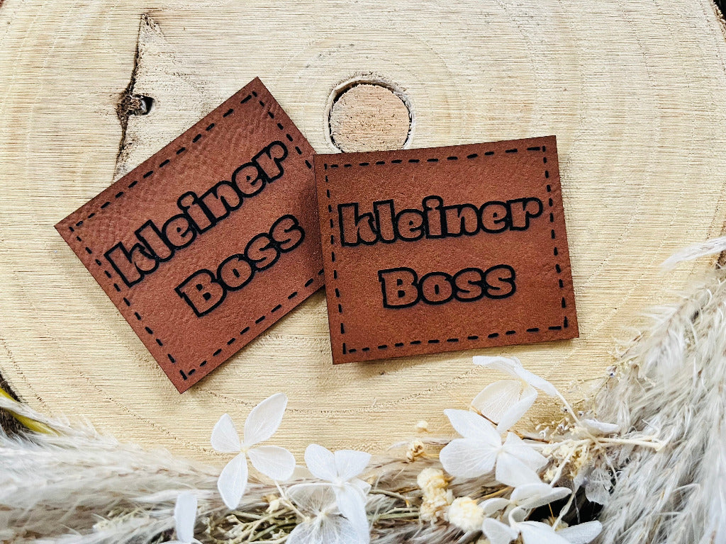 superweiches braunes Kunstlederlabel mit dem Spruch kleiner Boss