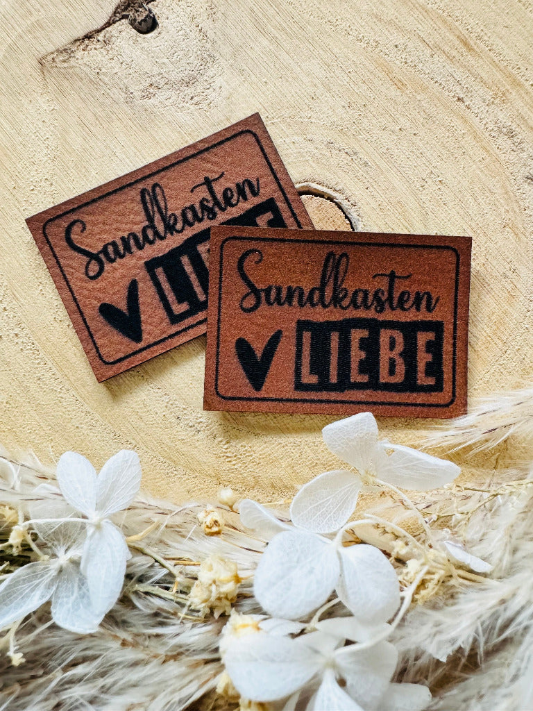 superweiches braunes Kunstlederlabel mit dem Spruch Sankasten Liebe und einem kleinen Herzchen