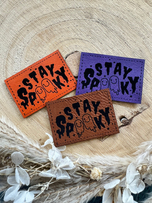 superweiche Kunstlederlabel in drei Farben mit dem Spruch Stay Spuuky und zwei kleinen Geistern