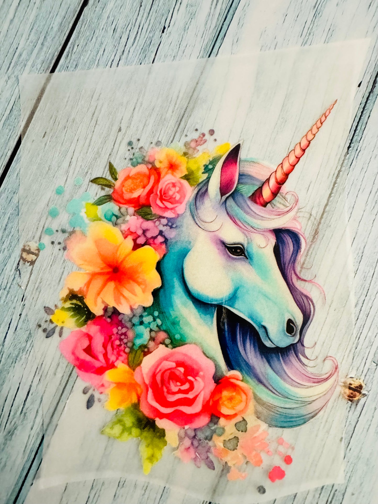 im Dunkeln leuchtendes Bügelbild mit einem mit Blumen geschmückten Einhorn