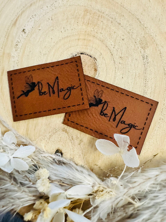 superweiches braunes Kunstlederlabel mit dem Spruch Be Magic und einer kleinen fliegenden Fee