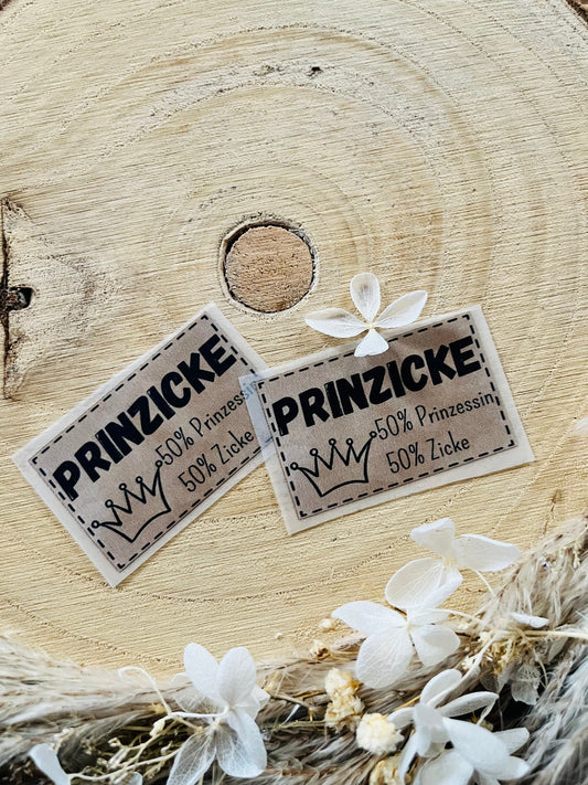 hellbraunes Bügellabel mit dem Spruch Prinzicke 50 Prozent Prinzessin 50 Prozent Zicke mit einer Krone