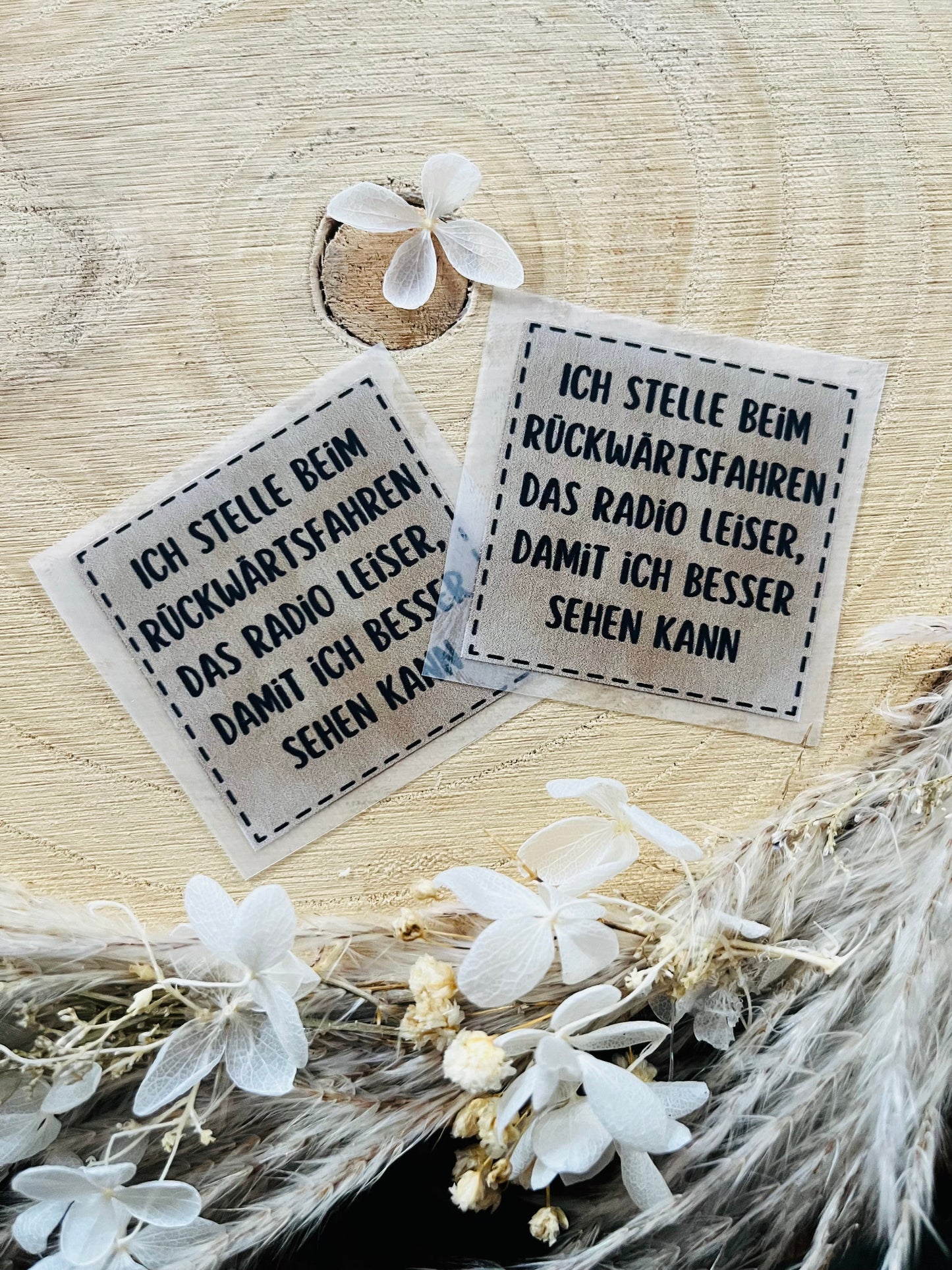 hellbraunes Bügellabel mit dem Spruch Ich stelle beim Rückwärtsfahren das Radio leiser, damit ich besser sehen kann