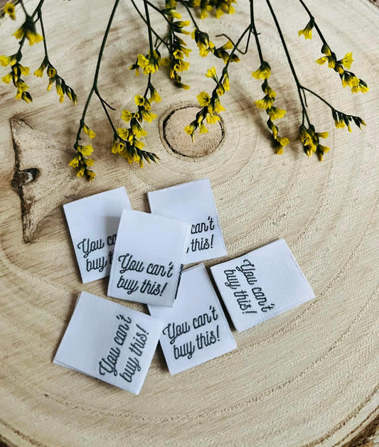 weisses Weblabel mit dem Spruch You can`t buy this Ausrufezeichen in schwarzer Schrift