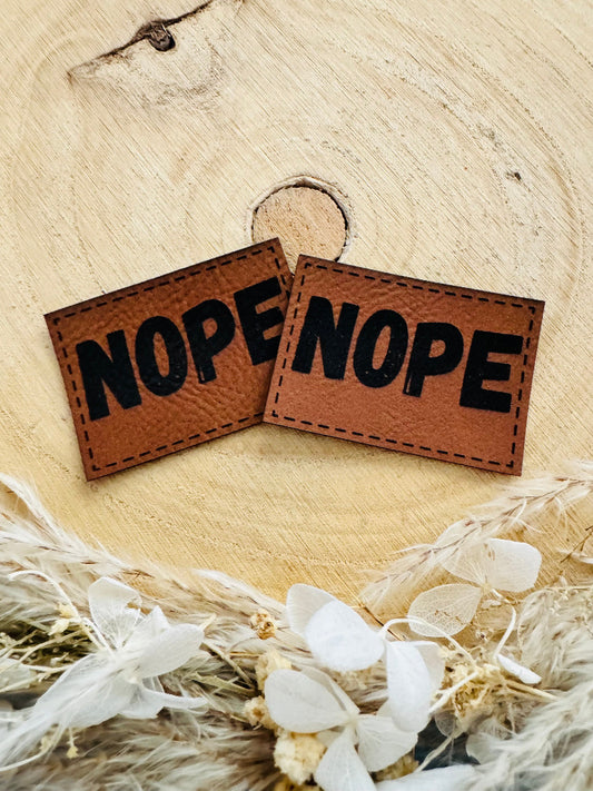 superweiches braunes Kunstlederlabel mit dem Spruch NOPE