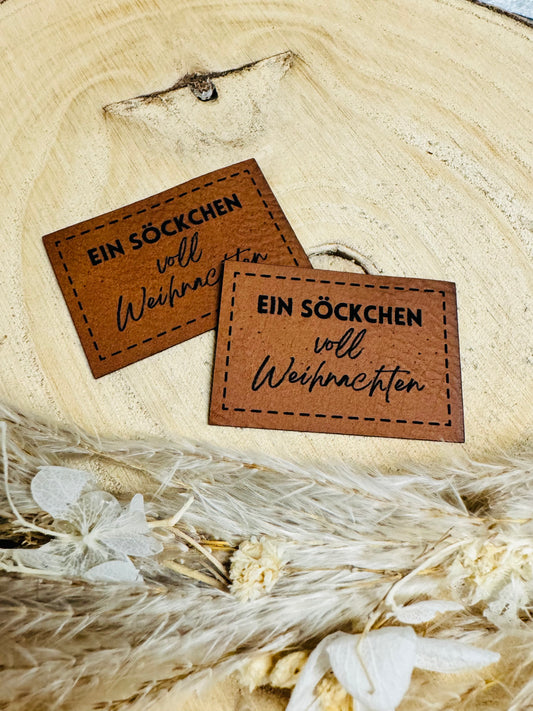 braunes christmas kunstlederlabel mit dem spruch ein söckchen voll weihnachten