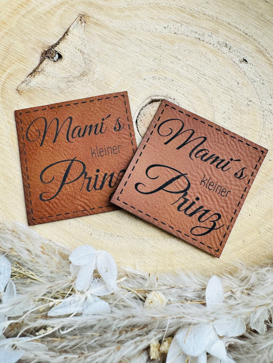braunes Kunstlederlabel mit dem Spruch Mamas kleiner Prinz