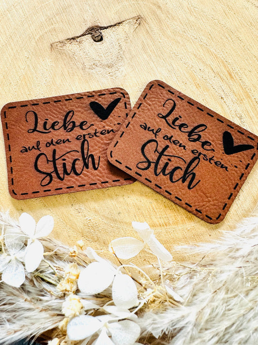 superweiches braunes KunstlederLabel mit Spruch Liebe auf den ersten Stich