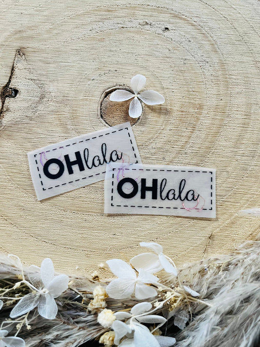 weisses Bügellabel mit dem Spruch OHlala in schwarzer Schrift