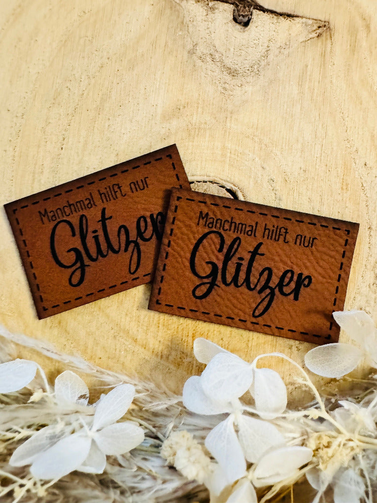 superweiches braunes Kunstlederlabelmit dem Spruch Manchmal hilft nur GLITZER