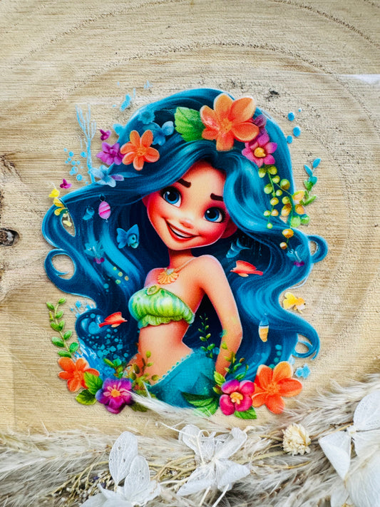 UV-Sticker mit einer kleinen Meerjungfrau mit langen blauen Haaren in Aquarell Farben