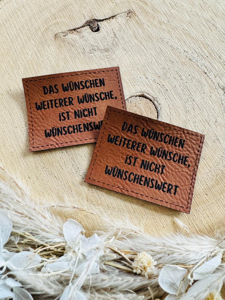 superweiches braunes Kunstleder Label mit dem Spruch Das wünschen weiterer Wünsche ist nicht wünschenswert in schwarzer Schrift