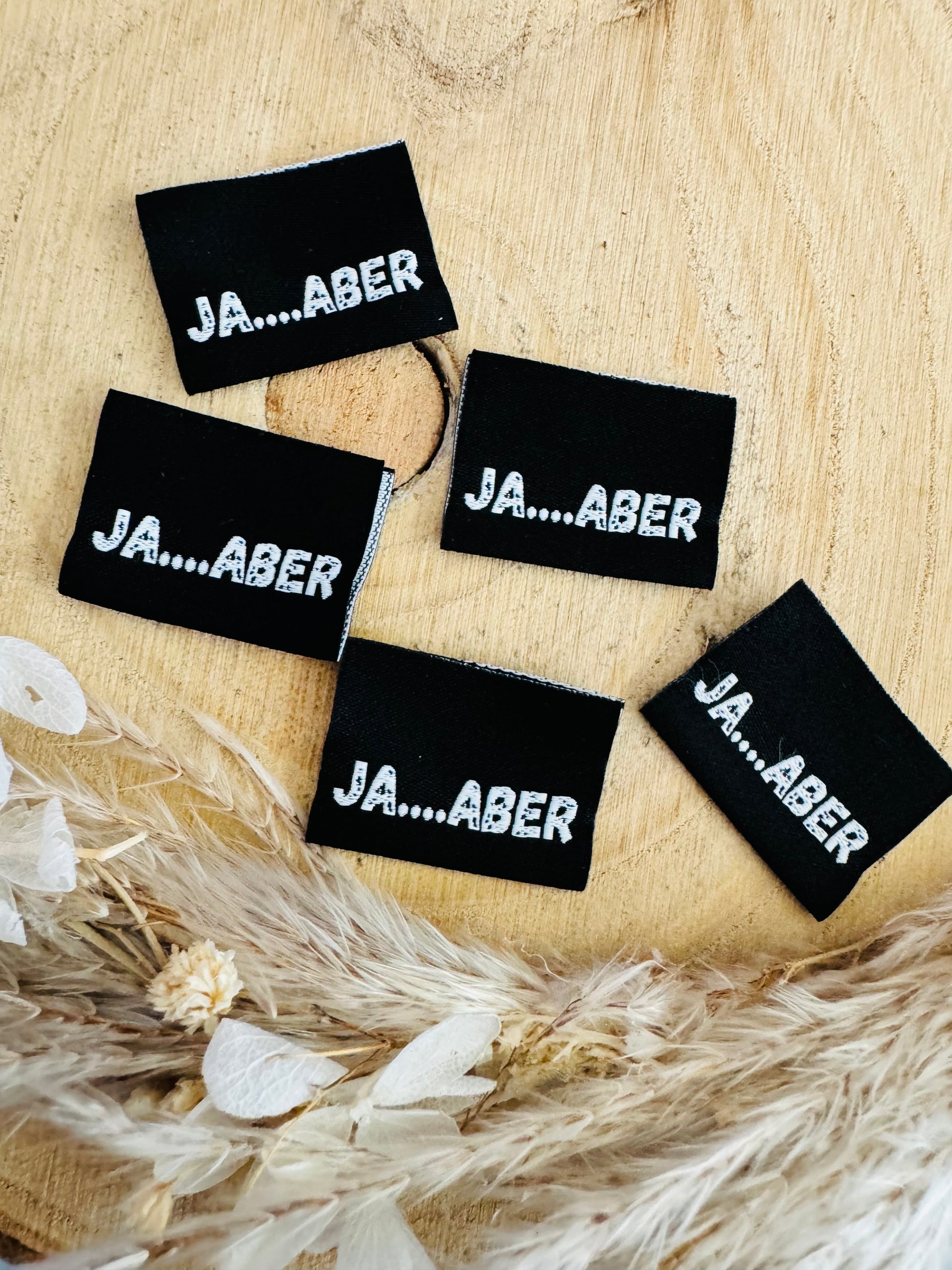 schwarzes Weblabel mit Spruch Ja... Aber in weisser Schrift