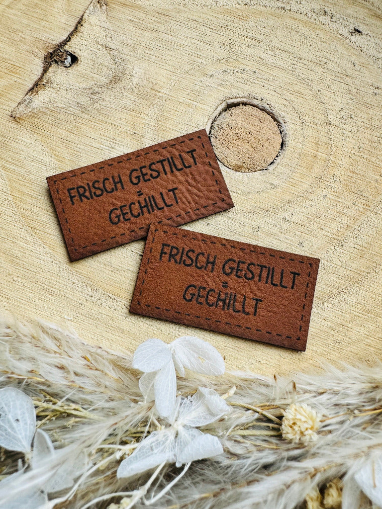 superweiches braunes Kunstlederlabel mit dem Spruch Frisch gestillt gleich gechillt