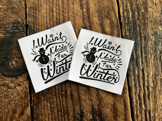 weisses XXL Weblabel mit dem Spruch I wasn`t made for winter und einem kleinen Schneemann in schwarzer Schrift