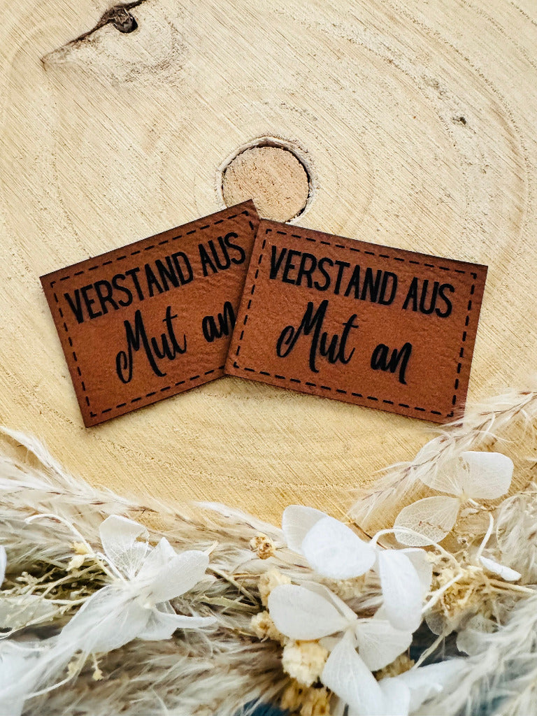 superweiches braunes Kunstlederlabel mit dem Spruch Verstand aus Mut an
