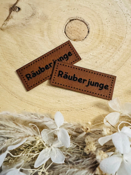 superweiches braunes PU-Label mit dem Spruch Räuberjunge