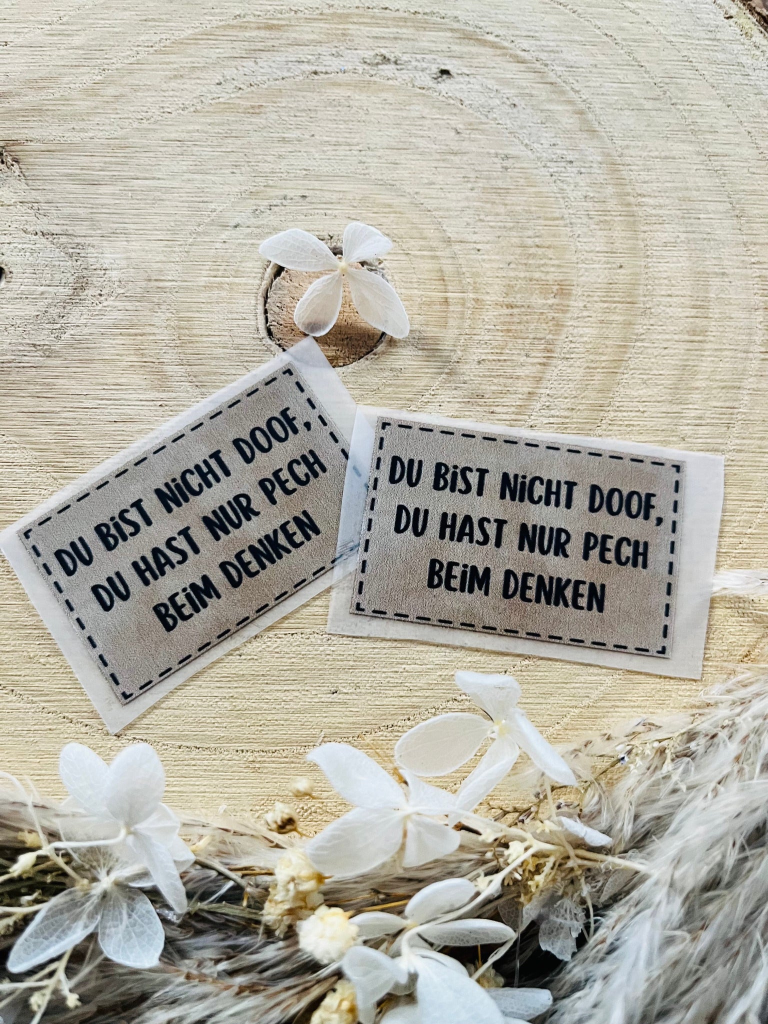 hellgraues Bügellabel mit dem Spruch Du bist nicht doof, du hast nur pech beim denken