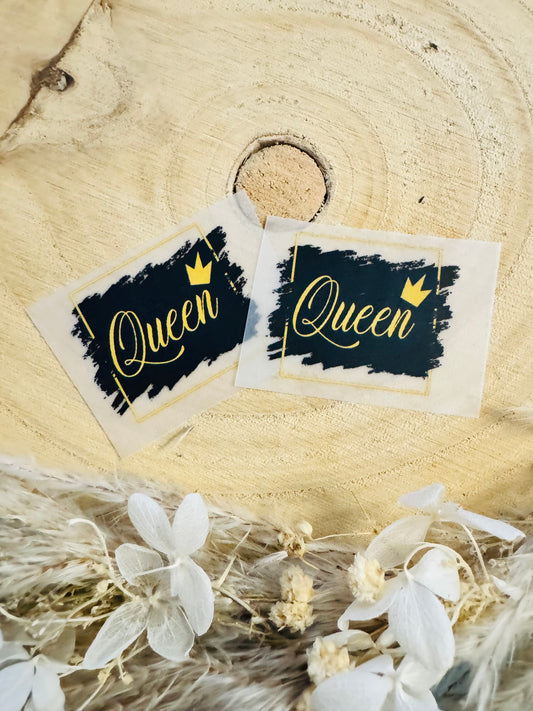 schwarzes Bügellabel mit dem Spruch Queen und einer kleinen Krone in gelb