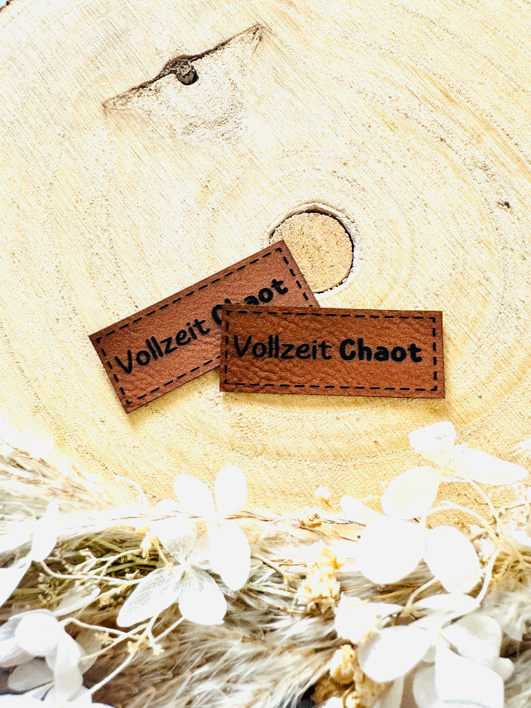 superweiches braunes Kunstlederlabel mit dem Spruch Vollzeit Chaot
