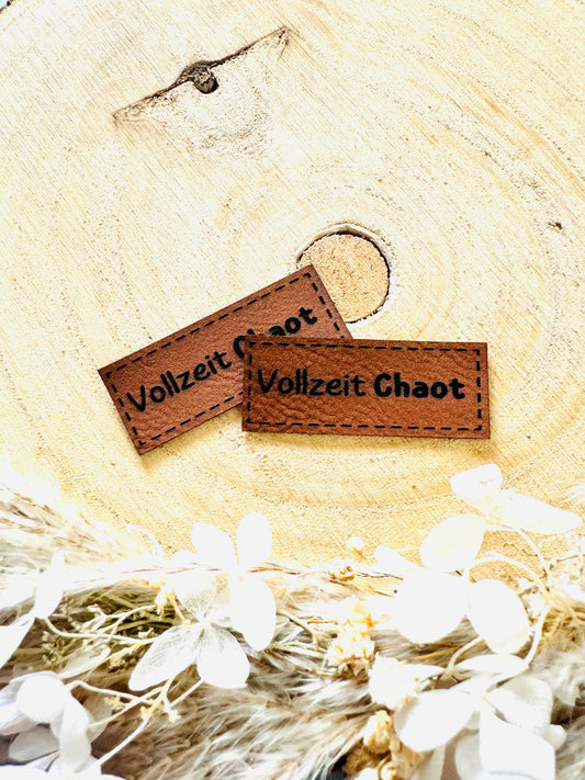superweiches braunes Kunstlederlabel mit dem Spruch Vollzeit Chaot