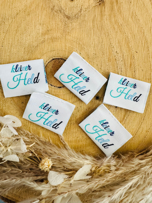 weisses Weblabel mit Spruch kleiner Held in blau schwarzer Schrift