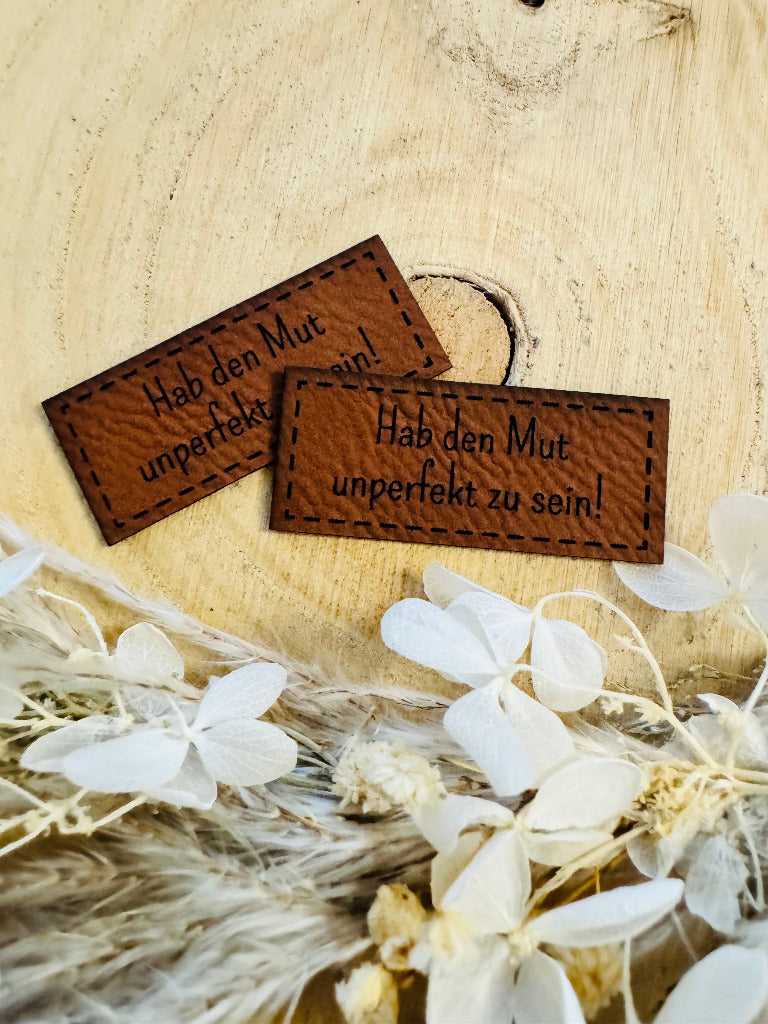 superweiches braunes Kunstlederlabel mit dem Spruch Hab den Mut, unperfekt zu sein Ausrufezeichen