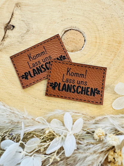 superweiches braunes kunstlederlabel mit dem Spruch komm Ausrufezeichen Lass uns Planschen
