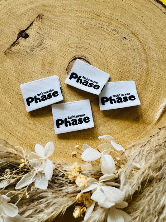 weisses Weblabel mit dem Spruch Das ist nur eine PHASE in weisser Schrift