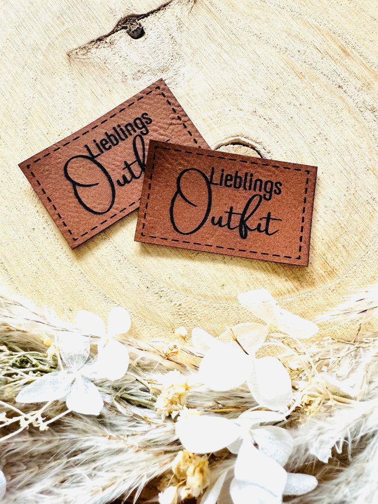 superweiches braunes kunstlederlabel mit dem spruch lieblings outfit