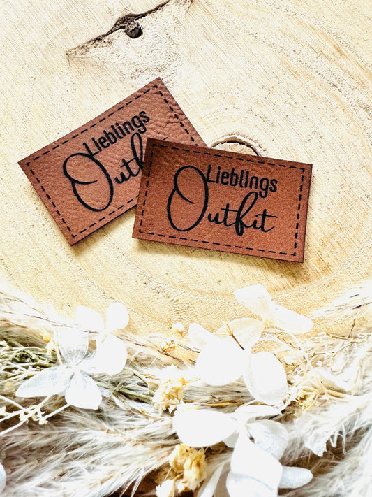 superweiches braunes kunstlederlabel mit dem spruch lieblings outfit
