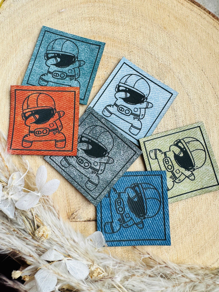 Kunstlederlabel in Denim Optik mit einem coolen Astronauten in 6 verschiedenen Farben