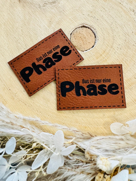 superweiches braunes Kunstlederlabel mit dem Spruch Das ist nur eine Phase