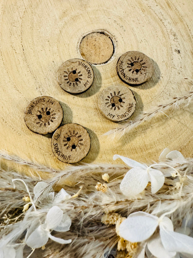 Kokosknopf rund mit dem Wort My Sunshine und einer Sonne abgebildet