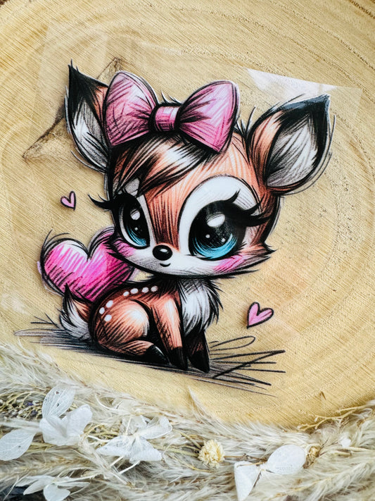 UV-Sticker mit einem kleinen sitzenden Reh mit großen kulleraugen und einer rosa schleife im Haar gezeichnet